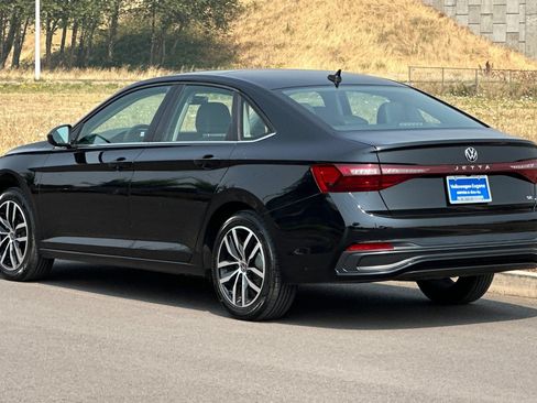 Used 2025 Volkswagen Jetta SE FWD image 5