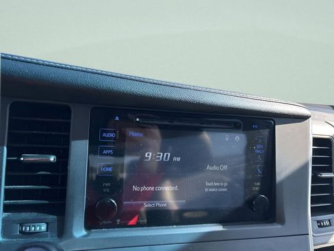 Used 2017 Toyota Sienna XLE FWD image 26