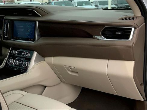 Used 2021 GMC Yukon XL Denali w/ Denali Premium Package image 18