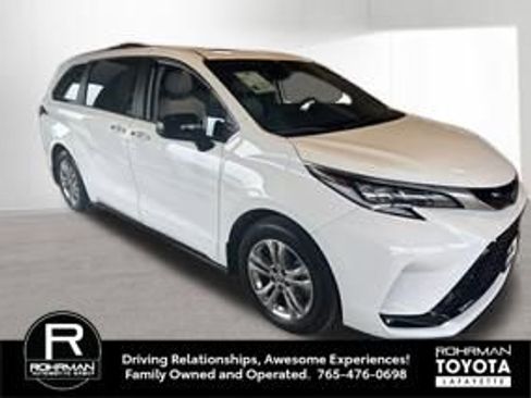 Used 2023 Toyota Sienna XSE w/ XSE Plus Package image 3