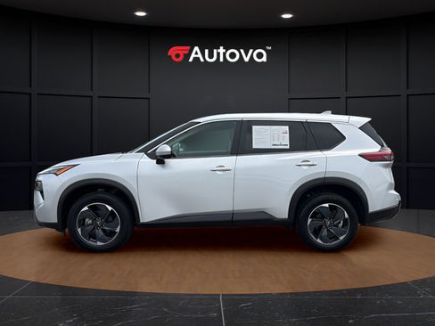 Used 2024 Nissan Rogue SV AWD/4WD image 2
