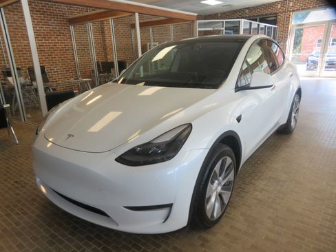 Used 2024 Tesla Model Y Long Range AWD/4WD image 71