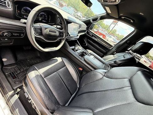 Used 2024 Jeep Wagoneer L Series II RWD image 28