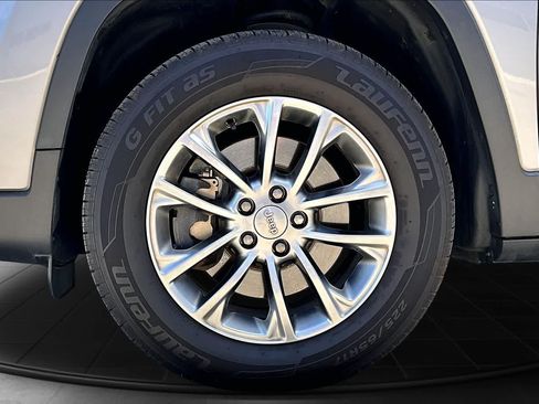 Used 2019 Jeep Cherokee Latitude Plus w/ Comfort/Convenience Group AWD/4WD image 8