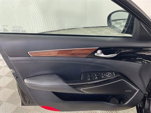 Certified 2017 Kia Cadenza Premium w/ Luxury Package image 16