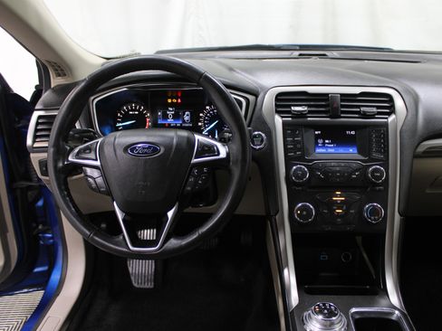 Used 2018 Ford Fusion SE image 2