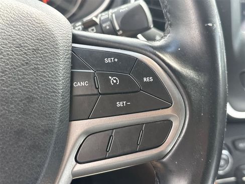 Used 2019 Jeep Cherokee Latitude Plus AWD/4WD image 24