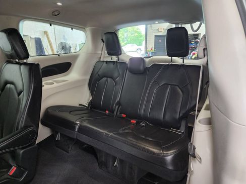 Used 2022 Chrysler Pacifica Touring-L FWD image 29