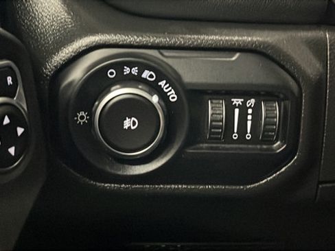 Used 2022 Jeep Wrangler Unlimited Sahara w/ Cold Weather Group AWD/4WD image 33