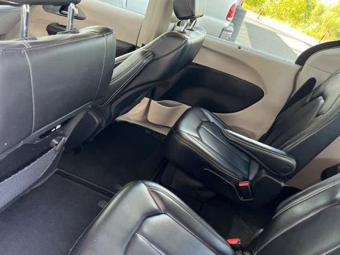 Used 2023 Chrysler Pacifica Touring-L FWD image 5