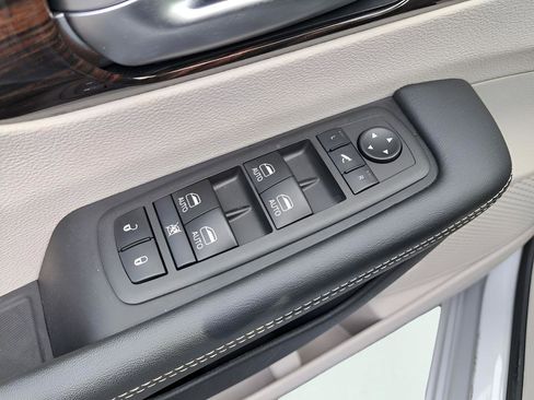 Used 2024 Chrysler Pacifica Limited FWD image 30