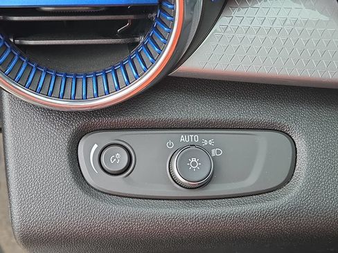 Used 2025 Chevrolet Trax LT FWD image 20