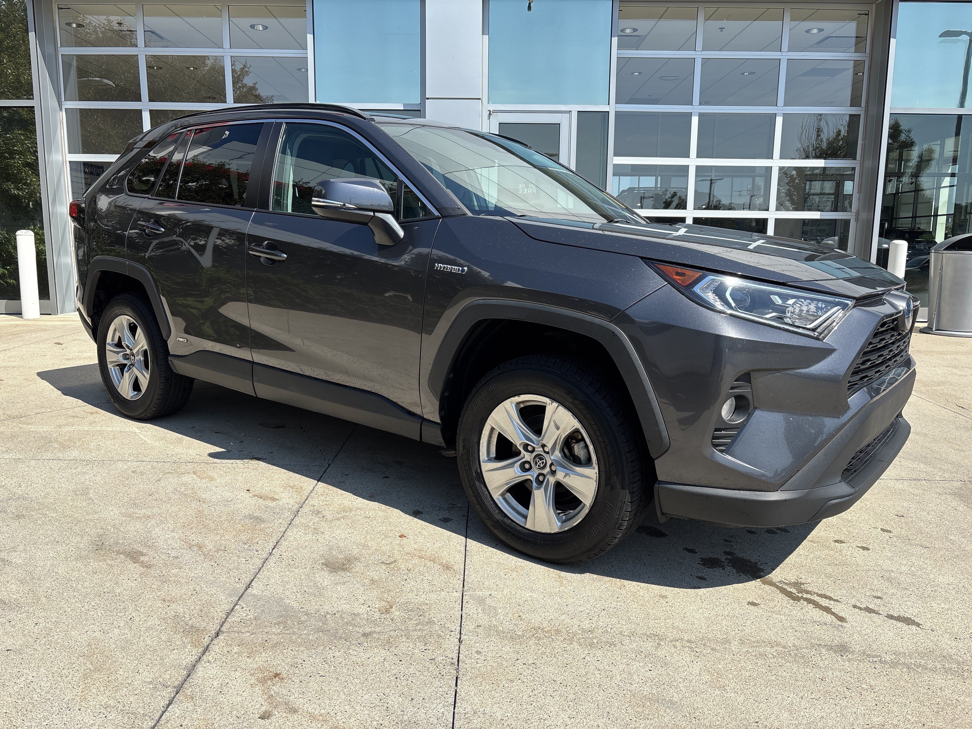 Used 2021 Toyota RAV4 XLE AWD/4WD image 2