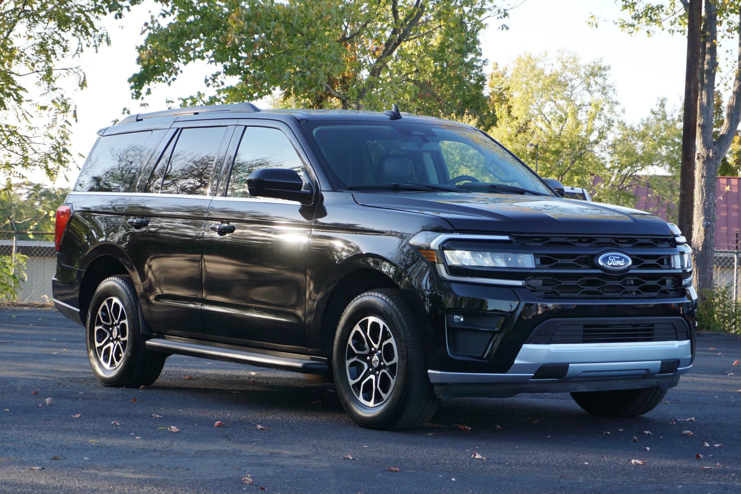 Used 2024 Ford Expedition XLT RWD image 3