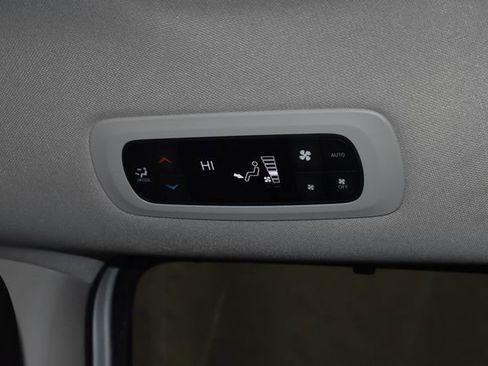 Used 2024 Chrysler Pacifica Touring-L image 31
