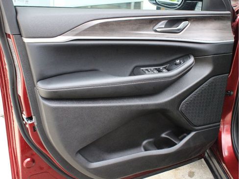 Used 2026 Jeep Grand Cherokee Altitude AWD/4WD image 9