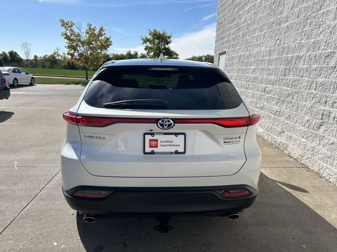 Certified 2021 Toyota Venza LE image 4