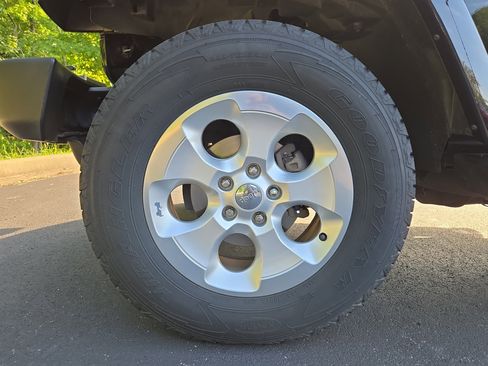 Used 2013 Jeep Wrangler Sahara w/ Dual Top Group image 10