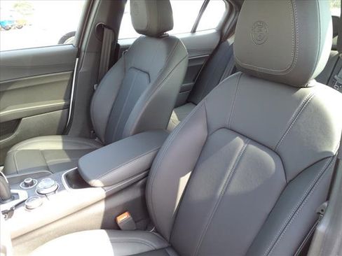 Used 2024 Alfa Romeo Giulia Sprint image 12