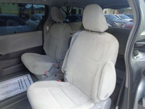 Used 2017 Toyota Sienna LE image 19