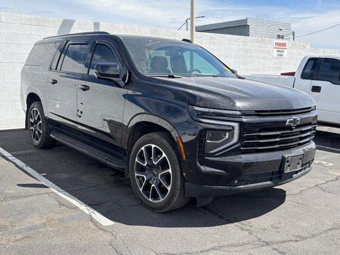 Used 2025 Chevrolet Suburban RST image 2