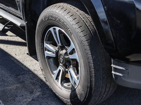 Used 2018 Toyota Tacoma TRD Sport w/ Technology Package image 5