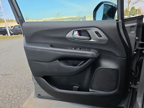 Used 2025 Chrysler Pacifica Select FWD image 20