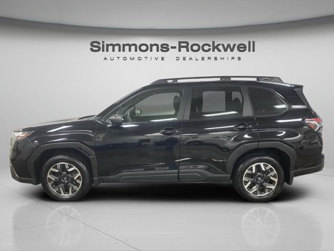 Used 2025 Subaru Forester Premium AWD/4WD image 2
