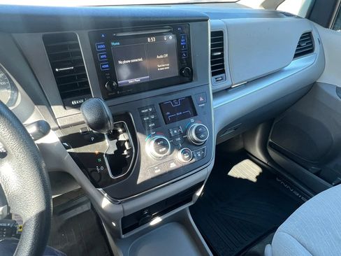 Used 2017 Toyota Sienna LE AWD/4WD image 22