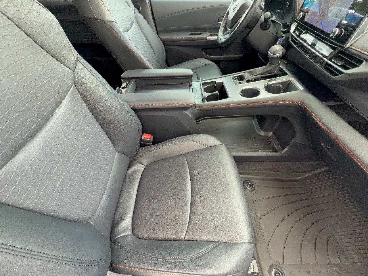 Used 2024 Toyota Sienna XSE FWD image 30