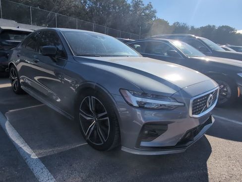 Used 2020 Volvo S60 T5 R-Design image 2
