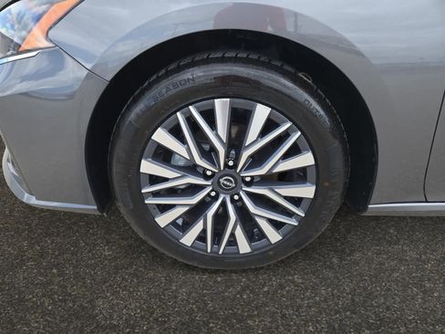 Used 2025 Nissan Altima 2.5 SV image 14