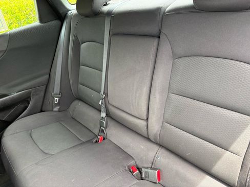 Used 2017 Chevrolet Malibu LT FWD image 19