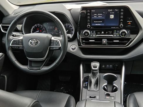 Used 2022 Toyota Highlander XLE FWD image 20