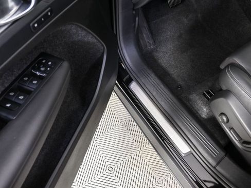 Used 2025 Volvo XC40 B5 Plus image 9