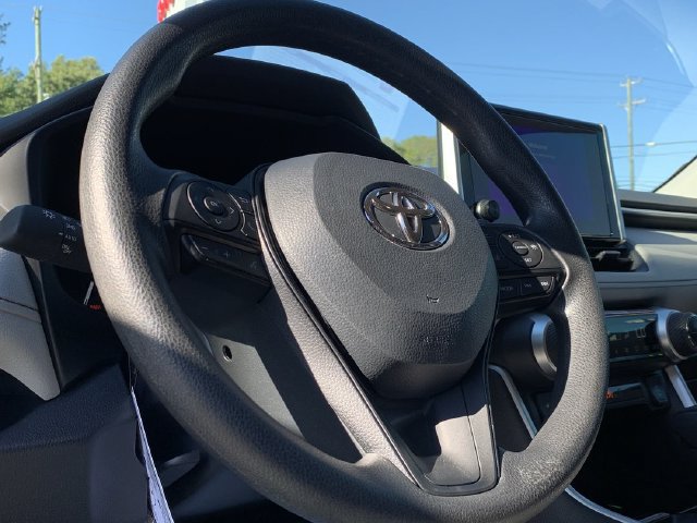 Used 2025 Toyota RAV4 XLE FWD image 19