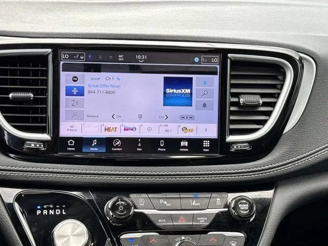 Used 2025 Chrysler Pacifica Limited FWD image 17