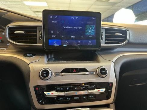 Certified 2022 Ford Explorer XLT w/ Equipment Group 202A RWD image 5