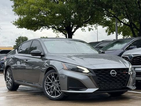 Used 2023 Nissan Altima 2.0 SR FWD image 2