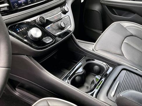 Used 2026 Chrysler Pacifica Limited FWD image 18