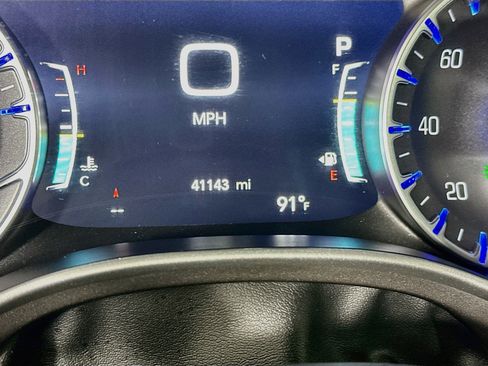 Used 2024 Chrysler Pacifica Touring-L FWD image 19