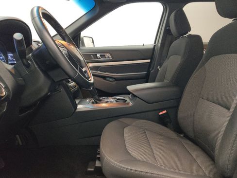Used 2018 Ford Explorer XLT w/ Equipment Group 201A FWD image 17