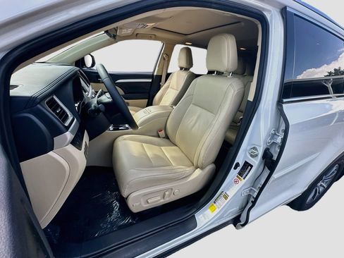 Used 2018 Toyota Highlander XLE AWD/4WD image 19