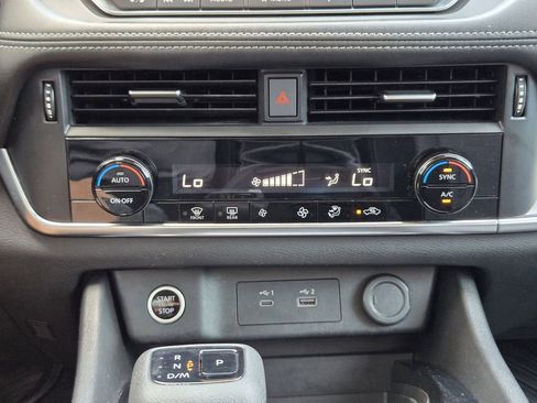 Used 2023 Nissan Rogue SV image 17