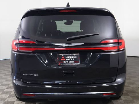 Used 2023 Chrysler Pacifica Touring-L FWD image 12