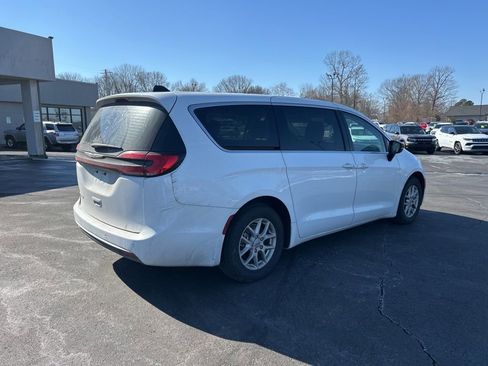 Used 2024 Chrysler Pacifica Touring-L image 4