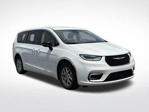 Used 2024 Chrysler Pacifica Touring-L FWD image 9