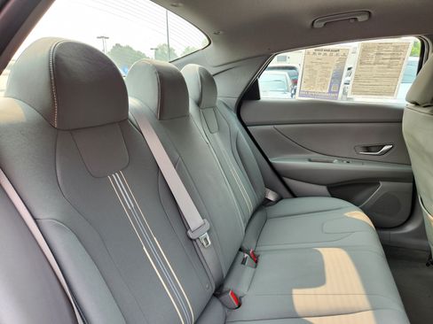 Used 2022 Hyundai Elantra SEL FWD image 15