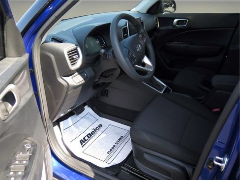 Used 2025 Hyundai Venue SE FWD image 9