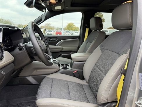 Used 2024 Chevrolet Colorado ZR2 w/ Technology Package image 27